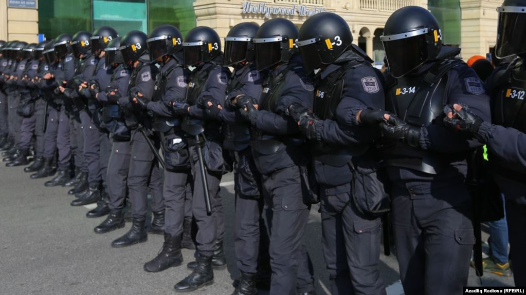 Etirazçıları Mərkəzi Seçki Komissiyasının qarşısına buraxmayan polislər, 16 fevral 2020