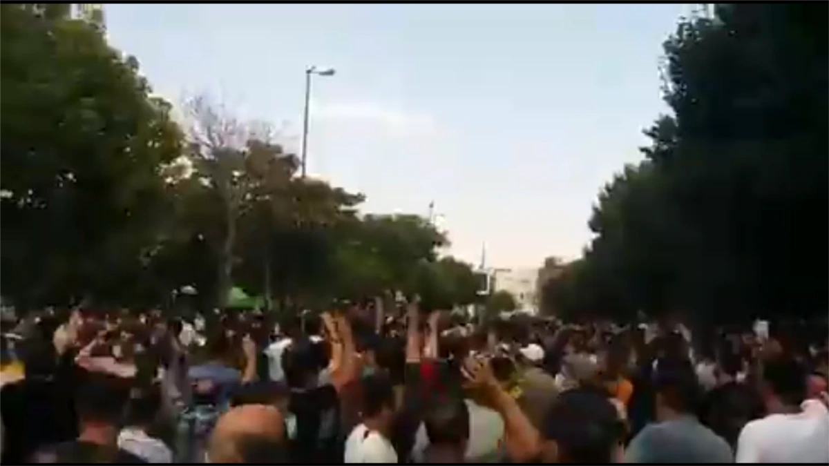 Hüquq müdafiəçiləri İranda polislə toqquşmalarda 10 nəfərin öldüyünü deyirlər