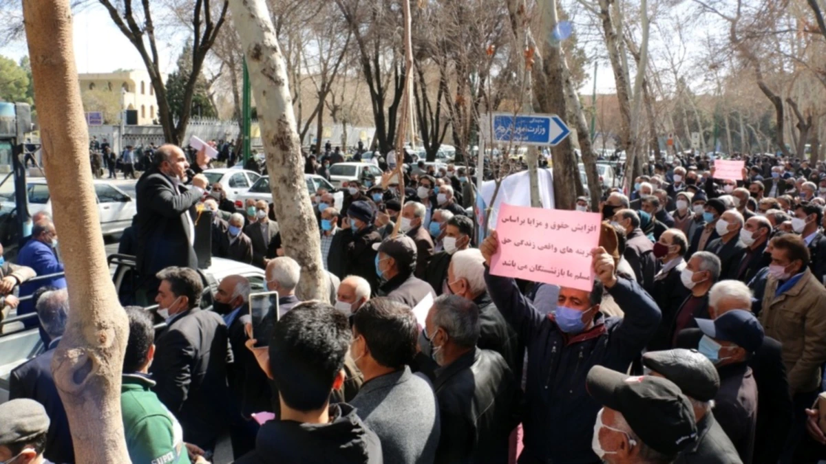 İranda etirazlar davam edir-1 polis zabitinin öldürüldüyü bildirilir