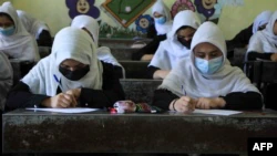 Qız şagirdlər Herat məktəbində. 17 avqust 2021