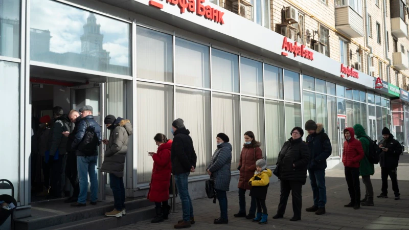 Rusiyada bankların vətəndaşlara nağd valyuta satması yasaqlanır