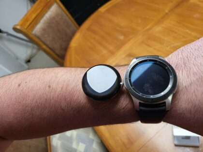 Google şirkətinin ilk smart saatının prototipinin real fotoları təqdim edilib