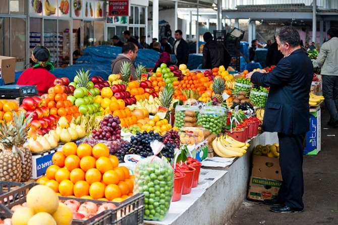 Bazarda qiymətlər göz qamaşdırır: 50-80 manata satılan meyvələr var - VİDEO