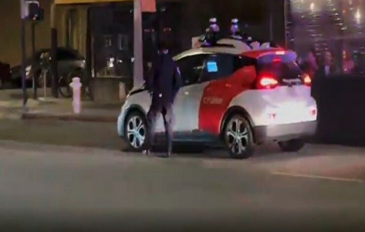 Polis sürücüsüz hərəkət edən avtomobili saxladı -VİDEO