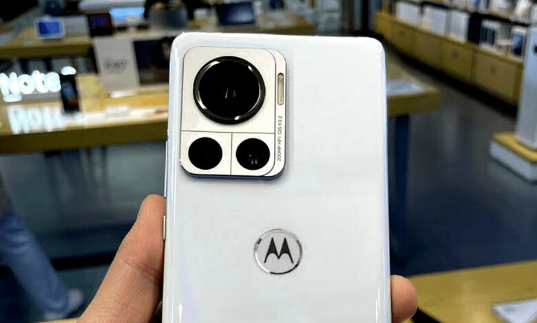 Motorola 200 MP-lik kameraya sahib yeni flaqman smartfon üzərində çalışdığını təsdiqləyib
