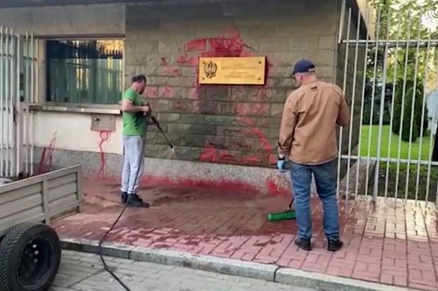 “Qisaslarını” aldılar – Moskvada Polşa səfirliyinə qırmızı boya atdılar – VİDEO