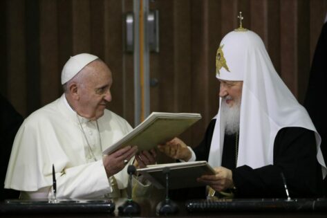 Roma papasından patriarx Kiriliə: "Putinin kilsə xidmətçisi olma"