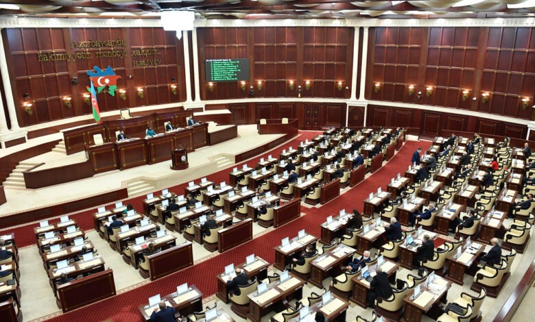 Milli Məclis deputatların maaşını artıran dəyişikliyi qəbul etdi