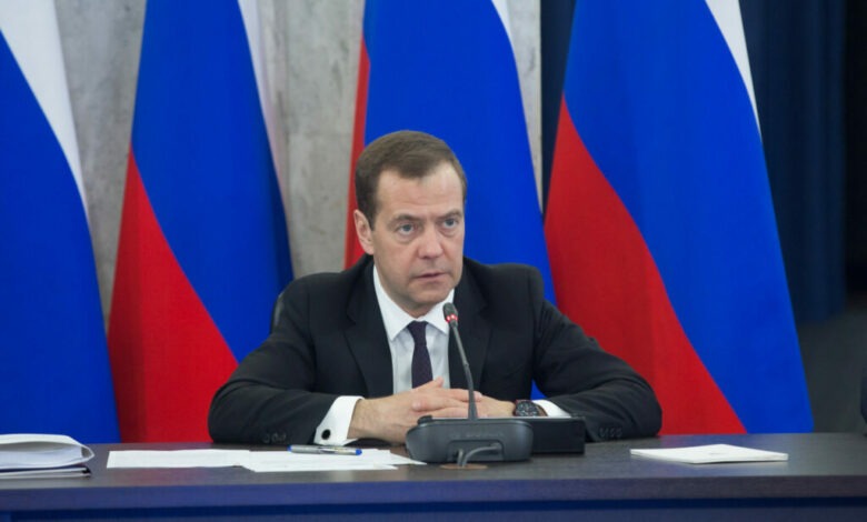 Dmitri Medvedev: “Sadə avropalılar Rusiya ilə əlaqələri kəsməyə həvəsli deyillər”