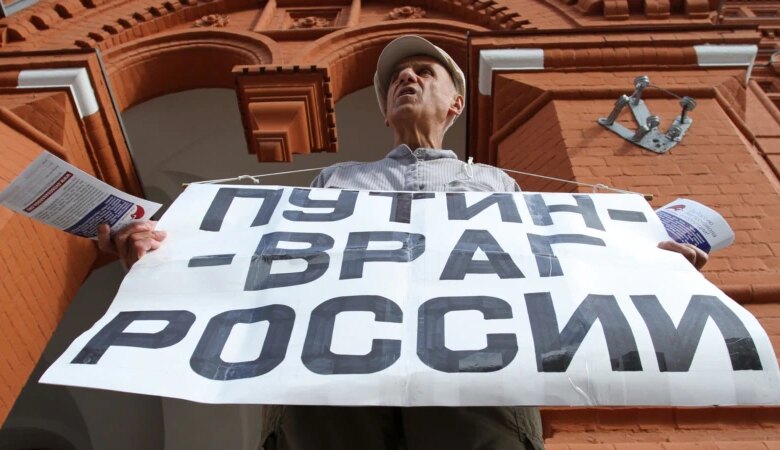 Rusiya bələdiyyə deputatları Putinin istefasını tələb edirlər