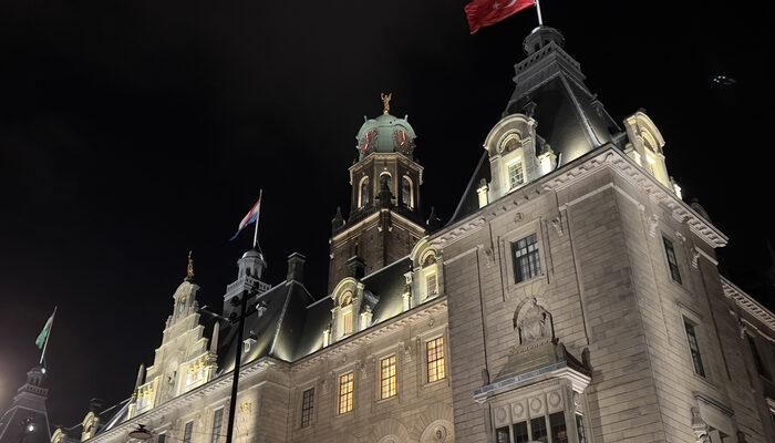 Hollandiyadan “Türk bayrağı” ilə dəstək... Bələdiyyə binasından asdılar