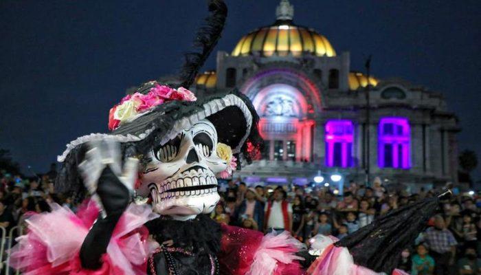 Ölən yaxınlarını bayramla yad edirlər! Meksikada Ölülər Günü paradına 1 milyondan çox insan qatılıb
