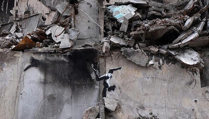 Onun şəxsiyyəti məlum deyil! Onun son işi Ukraynada bombalanmış binada peyda olub