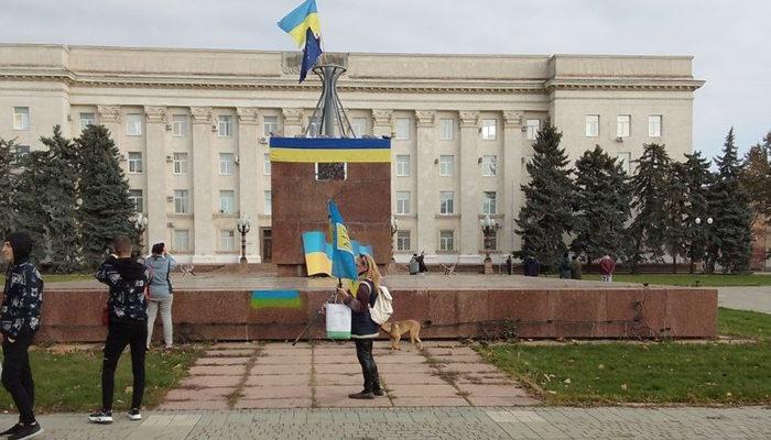Rusiya Xersondan geri çəkilir!  Ukraynalılar bayraqlarını götürərək küçəyə qaçıblar