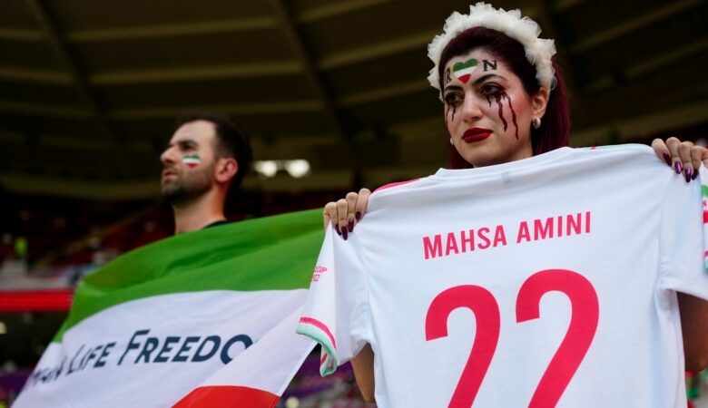 FIFA İran etirazçılarını dəstəkləyən plakatlara icazə verdi