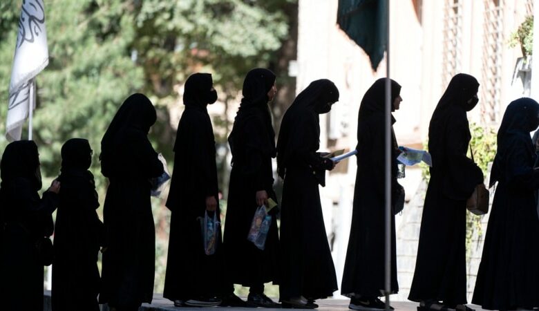 Taliban qadınların universitetdə oxumasını qadağan edir