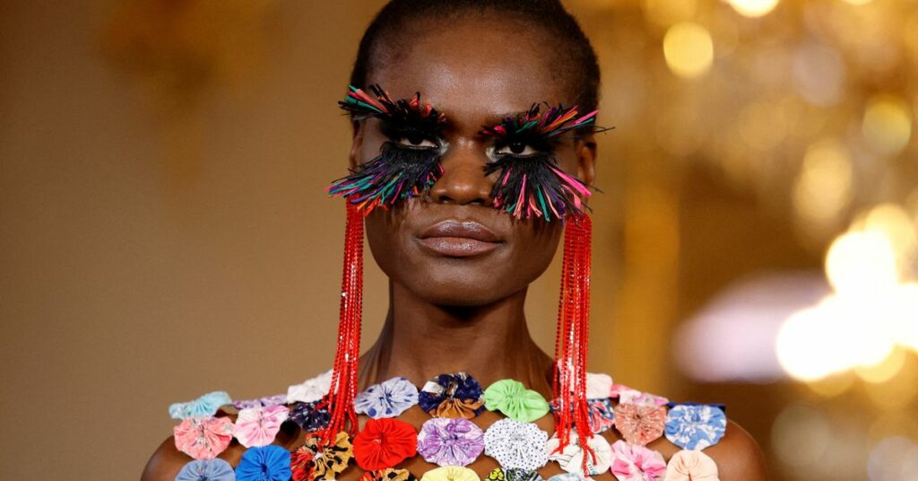 İmane Ayissi Paris yüksək moda həftəsinə Afrika üslubu əlavə edir