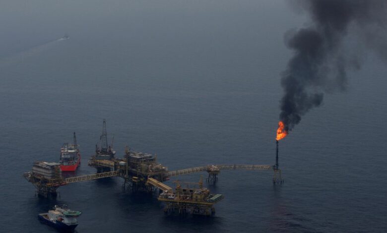 Gas flaring is seen at a Pemex platform that forms part of the Ku Maloob Zaap oil field cluster, in the northeast marine region in the Bay of Campeche April 19, 2013. REUTERS/Victor Ruiz Garcia/