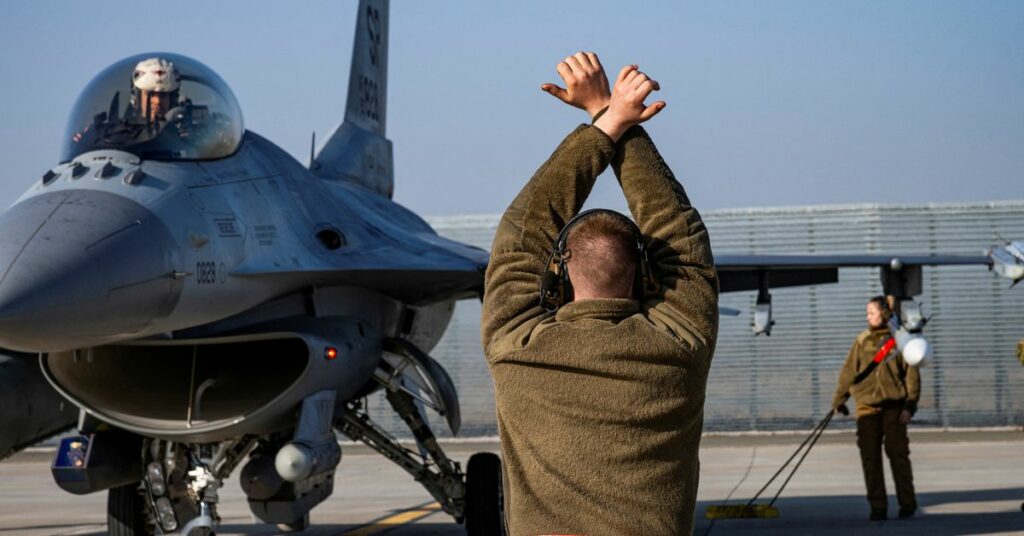 Ukrayna deyir ki, pilotlara F-16 döyüş hazırlığı üçün altı ay lazım olacaq