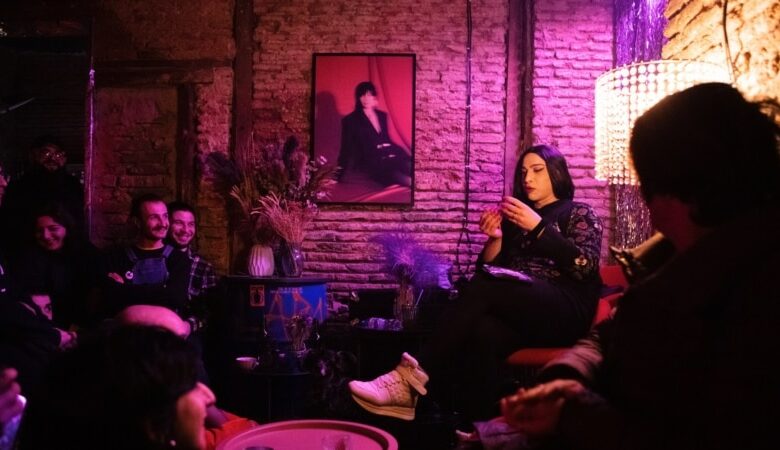 Gürcüstanda trans komediyaçının keşişlə görüşü