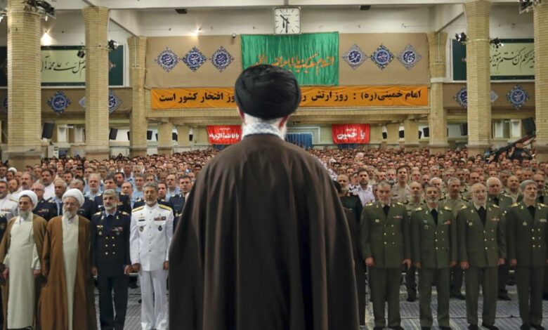 İran rejimi sadiqlik almaq üçün ailə zinət əşyalarını satır
