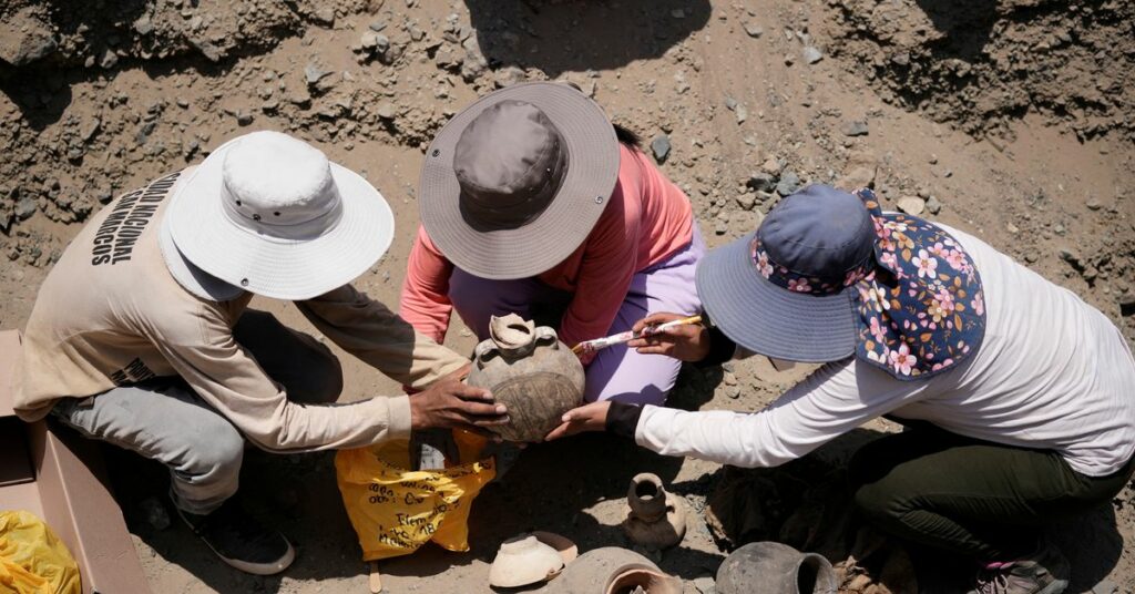 Archaeologists find graves from pre-Inca in Huaral