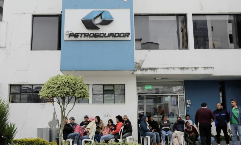 Petroecuador workers protest fall in oil output, company practices