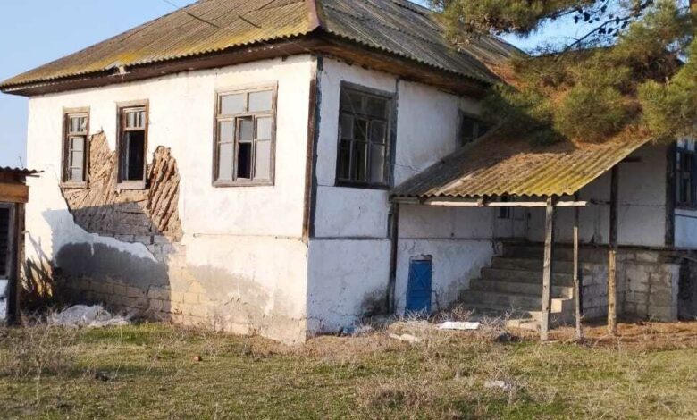 Boş qalmış kənd evləri