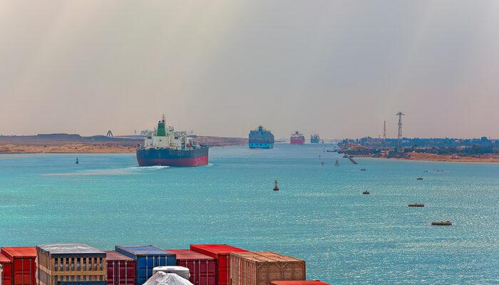 Malayziyadan Portuqaliyaya: Konteyner gəmisi Süveyş kanalında quruya çırpılıb