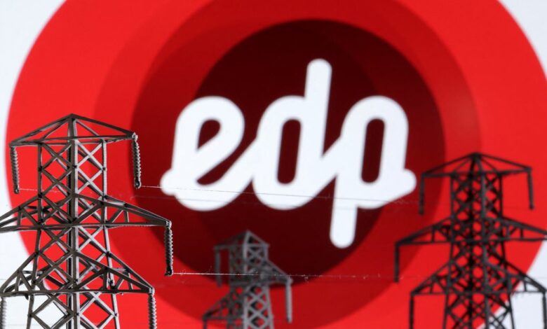 Illustration shows Electric power transmission pylon miniatures and EDP Renovaveis logo