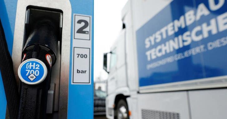 Opening of hydrogen filling station for trucks and cars in Berlin