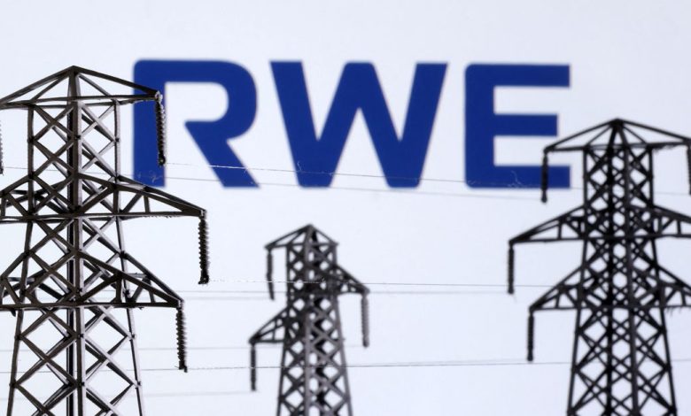 Illustration shows Electric power transmission pylon miniatures and RWE logo