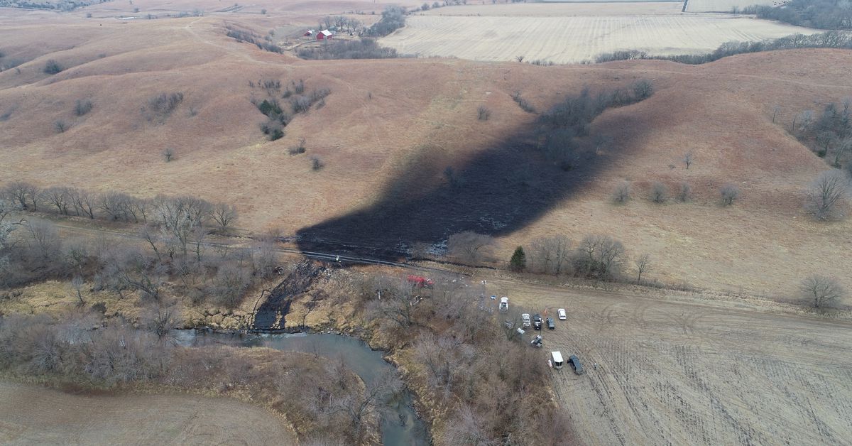 Investigators, cleanup crews begin scouring oil pipeline spill in Kansas