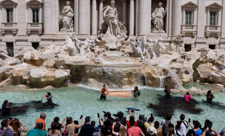 Climate activists protest at Trevi Fountain, Rome
