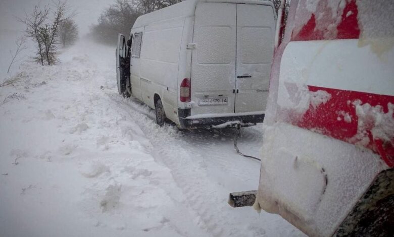 Qış fırtınası Ukraynada elektrik enerjisinin kəsilməsinə, yolların bağlanmasına səbəb olub