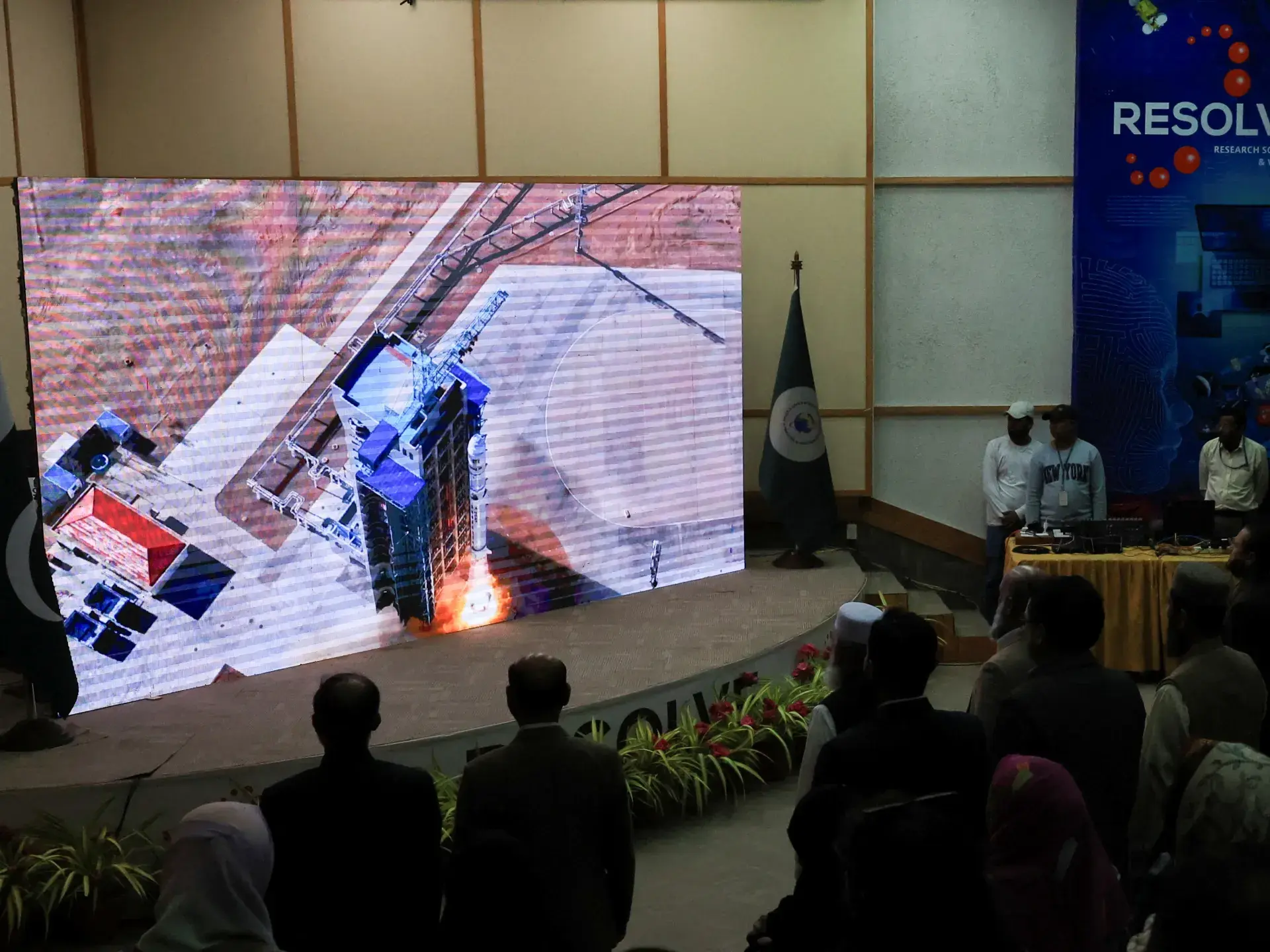 Pakistan ilk hiperspektral peykini buraxdı