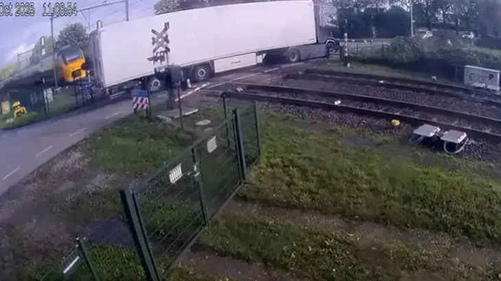 Hollandiyada qatar TIR-ı əzdi: Dəhşət anları kamerada