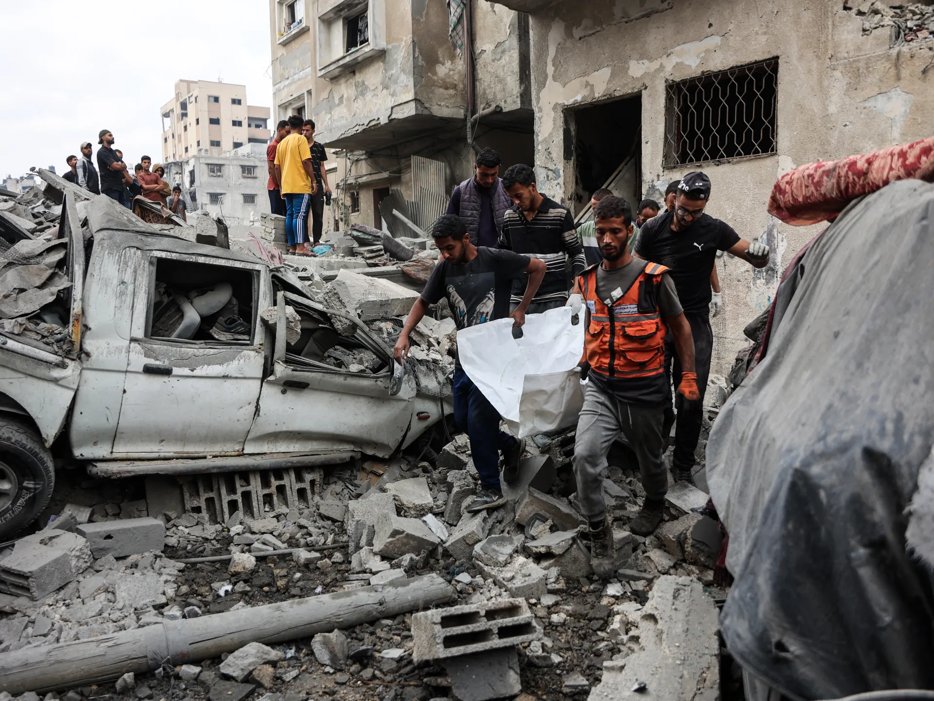 Həftənin fotoları: Qəzza zərbələri, Vyetnam daşqınları